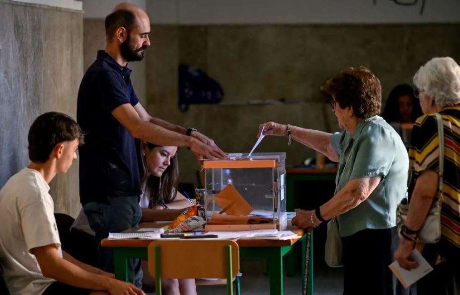 El PP se ha puesto por delante con el 53 % del voto escrutado. Los populares sacarían un escaño al PSOE. Foto: El País.