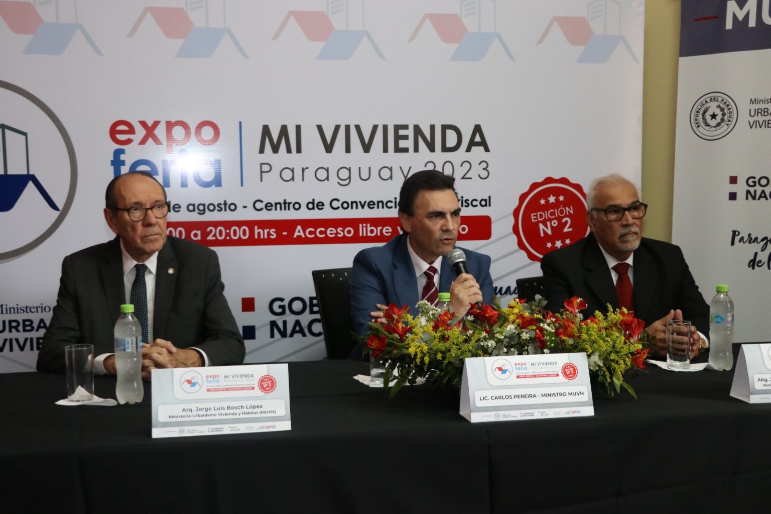 Ministro Carlos Pereira y autoridades del MUVH durante la presentación. Foto: Gentileza.