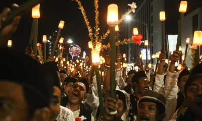 Musulmanes en Indonesia participan en un desfile de antorchas eléctricas durante la celebración del Año Nuevo Islámico el 31 de agosto de 2019. Foto: Getty