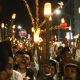 Musulmanes en Indonesia participan en un desfile de antorchas eléctricas durante la celebración del Año Nuevo Islámico el 31 de agosto de 2019. Foto: Getty