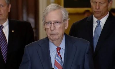 El líder de la minoría republicana en el Senado, Mitch McConnell, de 81 años, dejó de hablar repentinamente este miércoles durante una rueda de prensa. Foto: Telemundo.