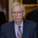 El líder de la minoría republicana en el Senado, Mitch McConnell, de 81 años, dejó de hablar repentinamente este miércoles durante una rueda de prensa. Foto: Telemundo.