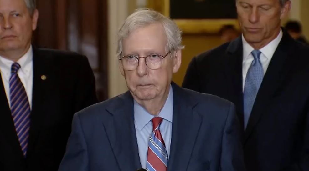 El líder de la minoría republicana en el Senado, Mitch McConnell, de 81 años, dejó de hablar repentinamente este miércoles durante una rueda de prensa. Foto: Telemundo.