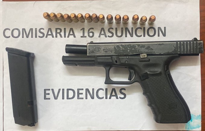 Arma y cargador incautados. Foto: Policía Nacional.