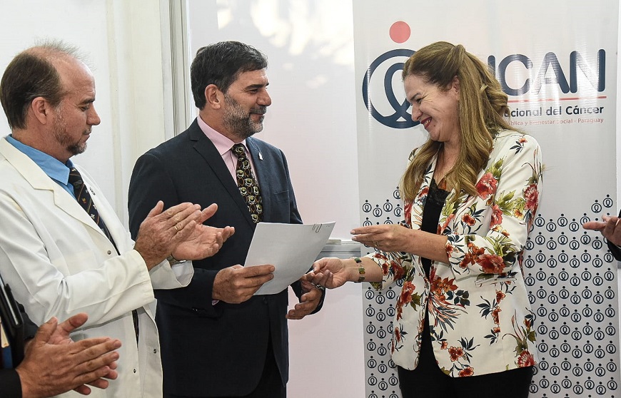 Raúl Doria,(centro) director general del Instituto Nacional del Cáncer junto a la ministra de Salud, María Teresa Barán. Foto: MSP BS.