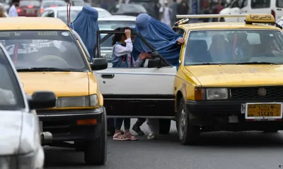 Si no se cubren, las castigan a ellas y al taxista. Así es el "nuevo" Afganistán. Foto: DW.