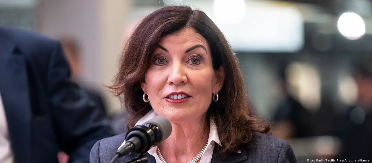 Kathy Hochul, gobernadora estatal de Nueva York. Foto: DW.