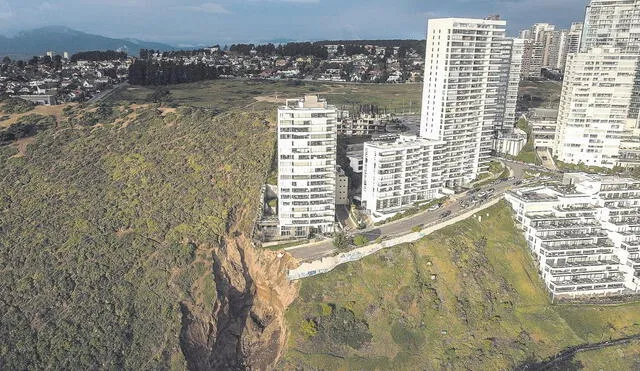 Las lluvias colapsaron el colector en una exclusiva zona de la capital y afectaron a modernos edificios. Foto: La República.