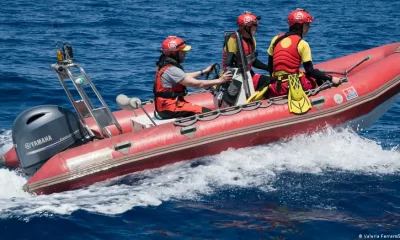 Activistas de la ONG Open Arms en la lancha de rescate del barco Astral, en una imagen de archivo. DW.