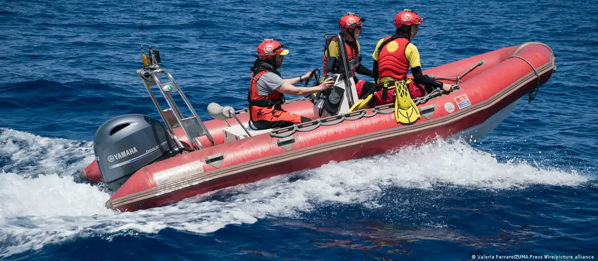 Activistas de la ONG Open Arms en la lancha de rescate del barco Astral, en una imagen de archivo. DW.