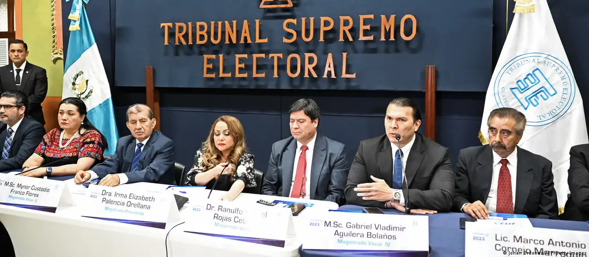 Las personas denunciadas son la presidenta del tribunal, Irma Palencia, el magistrado Mynor Franco y el suplente Álvaro Cordón. Foto: DW.