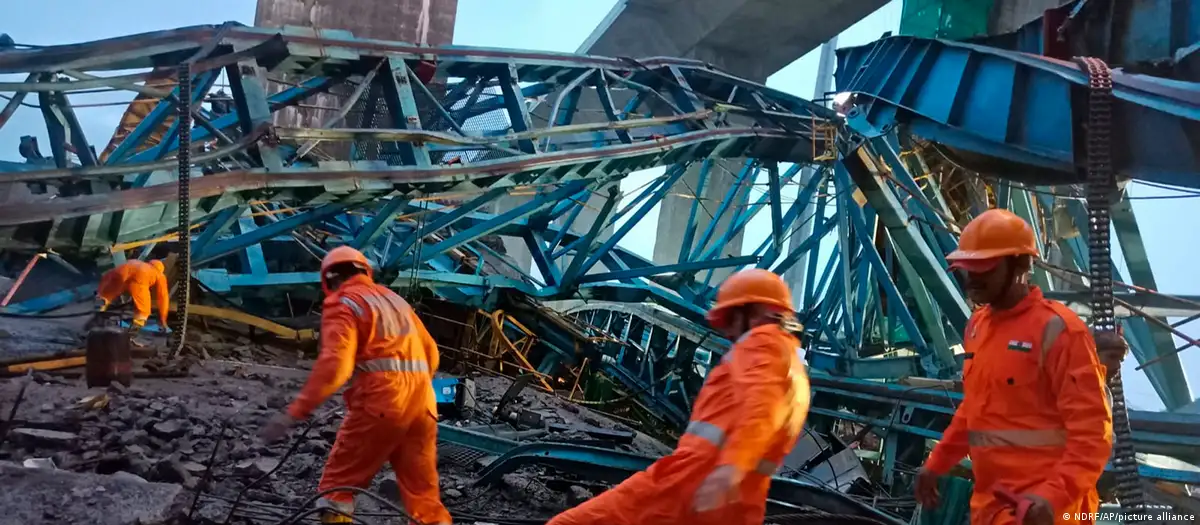 Los rescatistas buscan a personas atrapadas y no se descarta que el número de muertos aumente. Foto: DW.