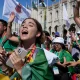 Jóvenes peregrinos brasileños cantan y bailan frente al monasterio de los Jerónimos en Lisboa, el martes 1 de agosto de 2023. Foto: DW.