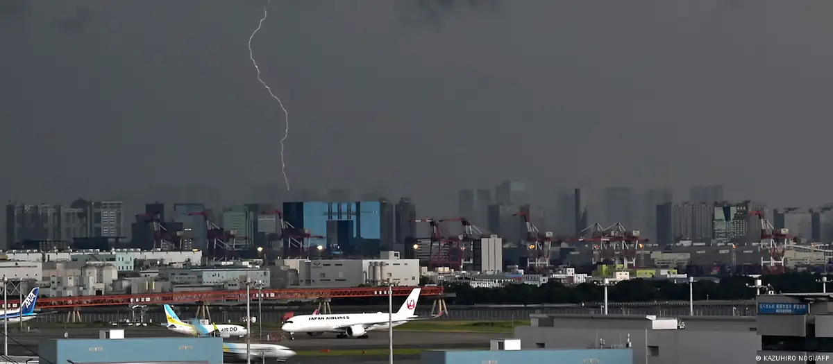 Tormenta en el aeropuerto de Haneda, en Tokio. Foto: DW.