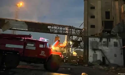 Bomberos controlando las llamas tras el ataque ruso a Izmail. Foto: DW.