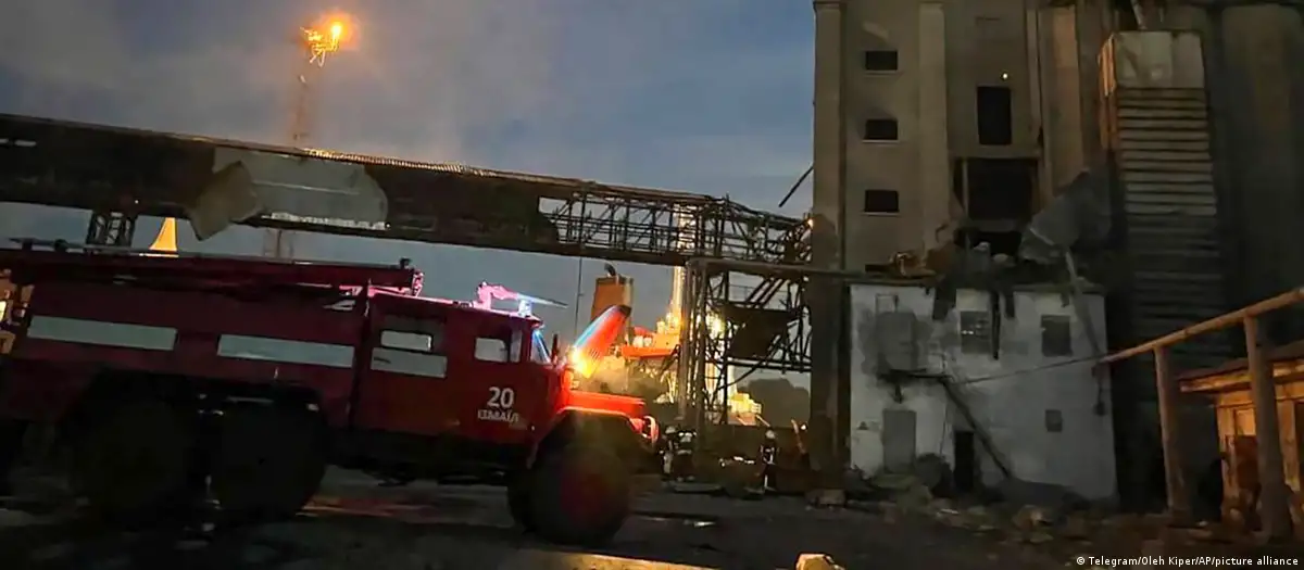 Bomberos controlando las llamas tras el ataque ruso a Izmail. Foto: DW.