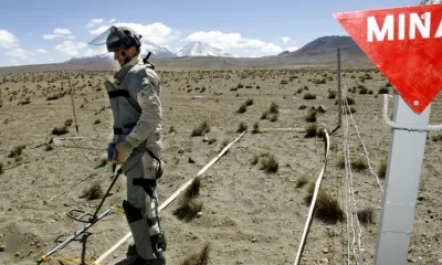 Un zapador del ejercito chileno trabaja en un campo minado en Chungara, zona fronteriza entre Chile y Bolivia. Foto: DW.