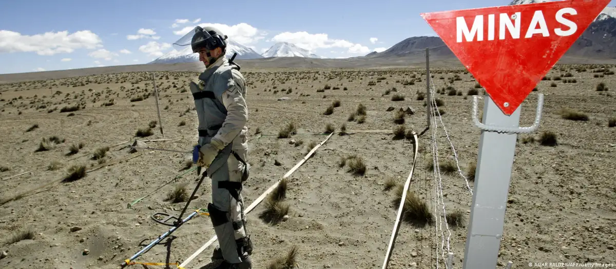 Un zapador del ejercito chileno trabaja en un campo minado en Chungara, zona fronteriza entre Chile y Bolivia. Foto: DW.