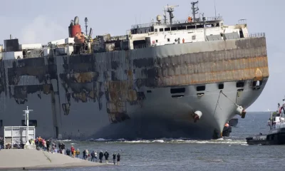 El carguero durante la operación de remolque llegando a puerto en Eemshaven. Foto: AFP.