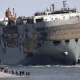 El carguero durante la operación de remolque llegando a puerto en Eemshaven. Foto: AFP.