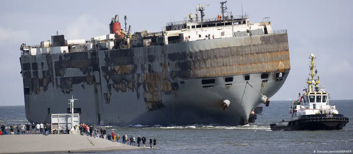 El carguero durante la operación de remolque llegando a puerto en Eemshaven. Foto: AFP.