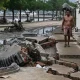 Un hombre camina sobre una calle fracturada a causa de inundaciones en Pekín. Foto:DW.