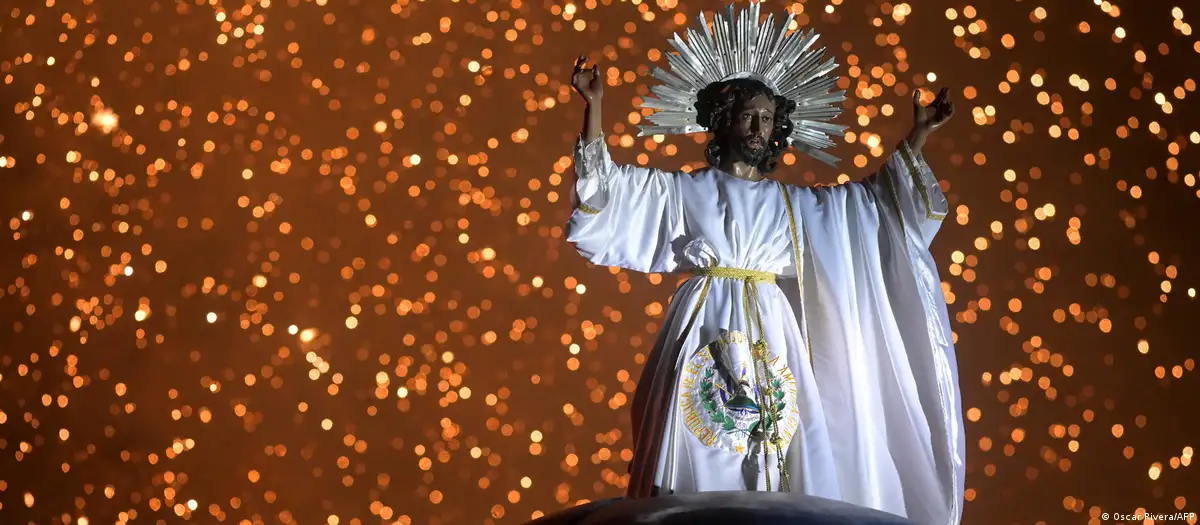 La Iglesia católica salvadoreña promovió la causa de beatificación y canonización de san Óscar Arnulfo Romero, el arzobispo asesinado en marzo de 1980 por un escuadrón de la muerte y catalogado como mártir de América. Foto: DW.