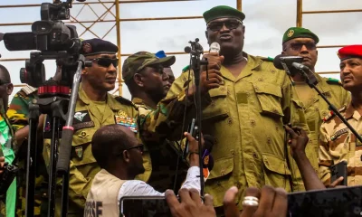 Miembros de la junta militar que dio el golpe en Níger participan en una manifestación de sus partidarios en un estadio de Niamey el pasado 6 de agosto. Foto: DW.