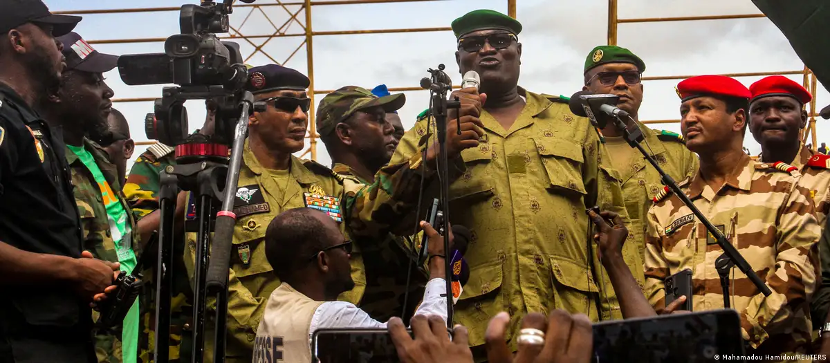 Miembros de la junta militar que dio el golpe en Níger participan en una manifestación de sus partidarios en un estadio de Niamey el pasado 6 de agosto. Foto: DW.