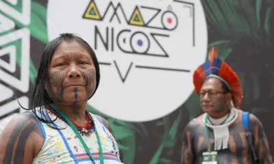 Indígenas brasileños en la cumbre del Amazonas, en Belém, Brasil. Foto: DW.