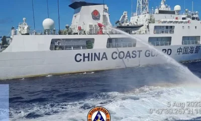 Un barco de la guardia costera china dispara cañones de agua contra un barco de la guardia costera de Filipinas en el mar de China Meridional. Foto: DW.