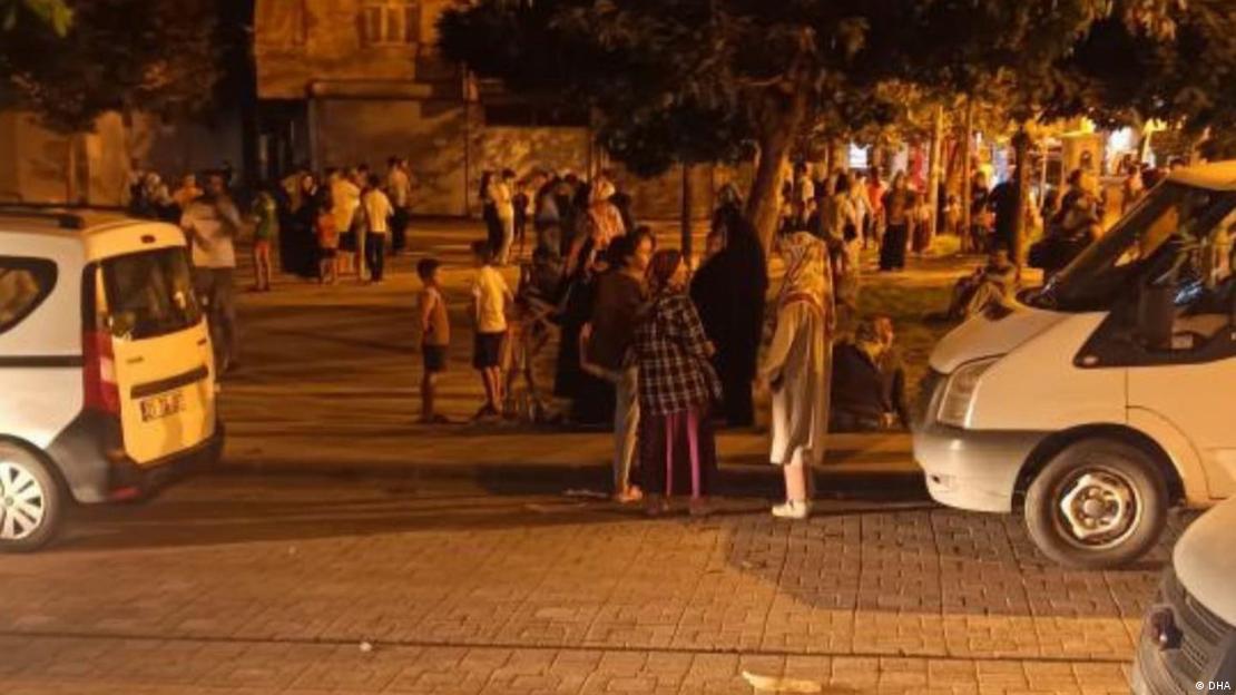 Habitantes de Malatya, Turquía, salieron a las calles por temor a un sismo de mayor magnitud, como el que asoló esa región hace seis meses. Foto: DW.