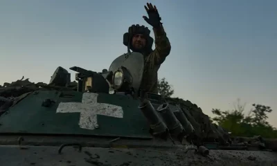 Un soldado ucraniano saluda desde un tanque en la región de Donetsk. Foto: DW.