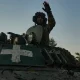 Un soldado ucraniano saluda desde un tanque en la región de Donetsk. Foto: DW.