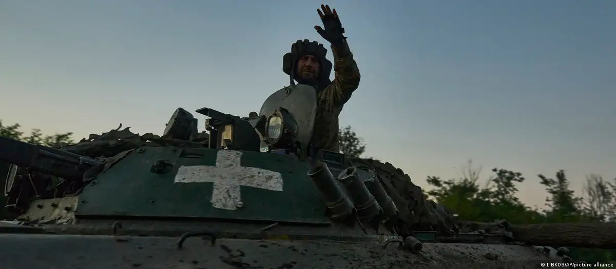 Un soldado ucraniano saluda desde un tanque en la región de Donetsk. Foto: DW.