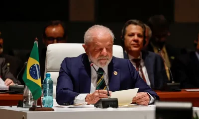 Argentina, Arabia Saudí, Egipto, Etiopía, Emiratos Árabes Unidos e Irán serán los nuevos socios de los BRICS. https://p.dw.com/p/4VWdL Lula, sentado, vestido de traje, frente a un micrófono. Lula da Silva subrayó el primer día de encuentro que "es muy importante que Argentina esté en los BRICS".Imagen: Gianluigi Guercia/Reuters PUBLICIDAD El presidente de Sudáfrica, Cyril Ramaphosa, ha anunciado el jueves (24.8.2023), que el grupo de economías emergentes BRICS (Brasil, Rusia, la India, China y Sudáfrica) ha acordado el ingreso en el bloque de Argentina, Arabia Saudí, Egipto, Etiopía, Emiratos Árabes Unidos e Irán. "Hemos llegado a un acuerdo sobre los principios rectores, estándares, criterios y procedimientos del proceso de expansión de los BRICS", dijo Ramaphosa en la última jornada de la XV Cumbre de Jefes de Estado y de Gobierno del grupo en Johannesburgo, que empezó hace dos días. Numerosas solicitudes de ingreso "Hemos decidido invitar a la República de Argentina, la República Árabe de Egipto, la República Democrática Federal de Etiopía, la República Islámica de Irán, el Reino de Arabia Saudita y los Emiratos Árabes Unidos a convertirse en miembros plenos del BRICS a partir del 1 de enero de 2024", anunció el mandatario sudafricano. Unos cuarenta países habían manifestado su deseo de ingresar en los BRICS, y se han recibido "expresiones formales de interés" de 23 países, incluidos Argentina, Bolivia, Cuba, Honduras y Venezuela. En el caso de Argentina, el presidente de Brasil, Lula da Silva, subrayó el primer día de encuentro que "es muy importante que Argentina esté en los BRICS". Foto: DW.