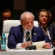 Argentina, Arabia Saudí, Egipto, Etiopía, Emiratos Árabes Unidos e Irán serán los nuevos socios de los BRICS. https://p.dw.com/p/4VWdL Lula, sentado, vestido de traje, frente a un micrófono. Lula da Silva subrayó el primer día de encuentro que "es muy importante que Argentina esté en los BRICS".Imagen: Gianluigi Guercia/Reuters PUBLICIDAD El presidente de Sudáfrica, Cyril Ramaphosa, ha anunciado el jueves (24.8.2023), que el grupo de economías emergentes BRICS (Brasil, Rusia, la India, China y Sudáfrica) ha acordado el ingreso en el bloque de Argentina, Arabia Saudí, Egipto, Etiopía, Emiratos Árabes Unidos e Irán. "Hemos llegado a un acuerdo sobre los principios rectores, estándares, criterios y procedimientos del proceso de expansión de los BRICS", dijo Ramaphosa en la última jornada de la XV Cumbre de Jefes de Estado y de Gobierno del grupo en Johannesburgo, que empezó hace dos días. Numerosas solicitudes de ingreso "Hemos decidido invitar a la República de Argentina, la República Árabe de Egipto, la República Democrática Federal de Etiopía, la República Islámica de Irán, el Reino de Arabia Saudita y los Emiratos Árabes Unidos a convertirse en miembros plenos del BRICS a partir del 1 de enero de 2024", anunció el mandatario sudafricano. Unos cuarenta países habían manifestado su deseo de ingresar en los BRICS, y se han recibido "expresiones formales de interés" de 23 países, incluidos Argentina, Bolivia, Cuba, Honduras y Venezuela. En el caso de Argentina, el presidente de Brasil, Lula da Silva, subrayó el primer día de encuentro que "es muy importante que Argentina esté en los BRICS". Foto: DW.