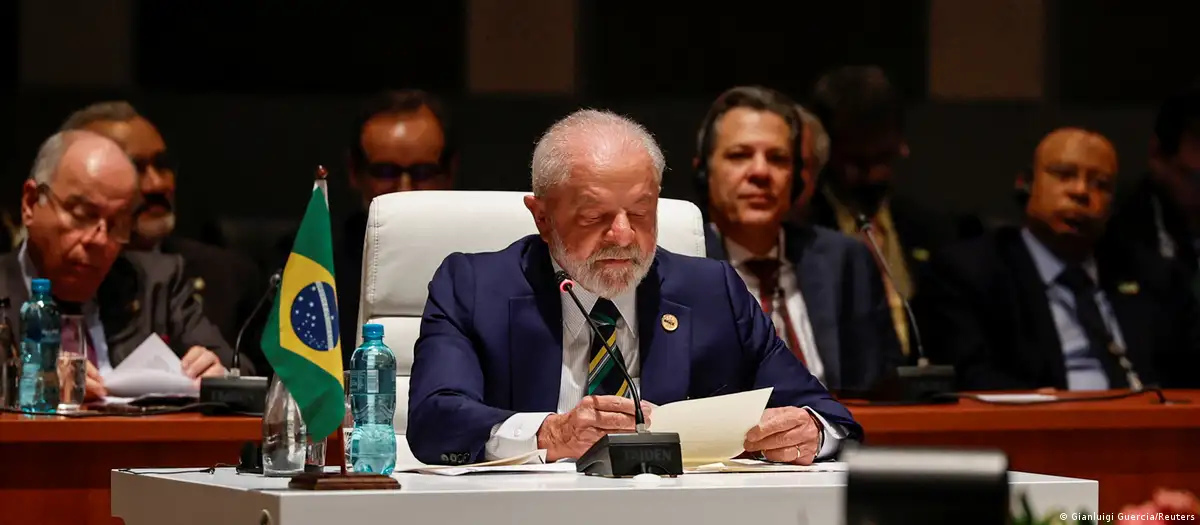 Argentina, Arabia Saudí, Egipto, Etiopía, Emiratos Árabes Unidos e Irán serán los nuevos socios de los BRICS. https://p.dw.com/p/4VWdL Lula, sentado, vestido de traje, frente a un micrófono. Lula da Silva subrayó el primer día de encuentro que "es muy importante que Argentina esté en los BRICS".Imagen: Gianluigi Guercia/Reuters PUBLICIDAD El presidente de Sudáfrica, Cyril Ramaphosa, ha anunciado el jueves (24.8.2023), que el grupo de economías emergentes BRICS (Brasil, Rusia, la India, China y Sudáfrica) ha acordado el ingreso en el bloque de Argentina, Arabia Saudí, Egipto, Etiopía, Emiratos Árabes Unidos e Irán. "Hemos llegado a un acuerdo sobre los principios rectores, estándares, criterios y procedimientos del proceso de expansión de los BRICS", dijo Ramaphosa en la última jornada de la XV Cumbre de Jefes de Estado y de Gobierno del grupo en Johannesburgo, que empezó hace dos días. Numerosas solicitudes de ingreso "Hemos decidido invitar a la República de Argentina, la República Árabe de Egipto, la República Democrática Federal de Etiopía, la República Islámica de Irán, el Reino de Arabia Saudita y los Emiratos Árabes Unidos a convertirse en miembros plenos del BRICS a partir del 1 de enero de 2024", anunció el mandatario sudafricano. Unos cuarenta países habían manifestado su deseo de ingresar en los BRICS, y se han recibido "expresiones formales de interés" de 23 países, incluidos Argentina, Bolivia, Cuba, Honduras y Venezuela. En el caso de Argentina, el presidente de Brasil, Lula da Silva, subrayó el primer día de encuentro que "es muy importante que Argentina esté en los BRICS". Foto: DW.