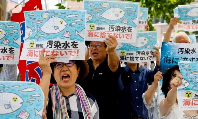 Protestas frente a la sede de TEPCO, operador de la planta nuclear de Tokio, contra el vertido de agua radiactiva tratada al mar. Foto. DW.