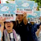 Protestas frente a la sede de TEPCO, operador de la planta nuclear de Tokio, contra el vertido de agua radiactiva tratada al mar. Foto. DW.