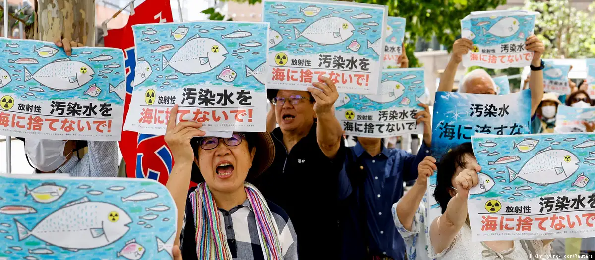 Protestas frente a la sede de TEPCO, operador de la planta nuclear de Tokio, contra el vertido de agua radiactiva tratada al mar. Foto. DW.