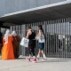 Mujer con túnica. Foto. DW.