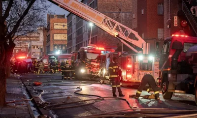 Bomberos sudafricanos apagan las llamas en el edificio siniestrado. Foto: DW.