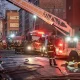 Bomberos sudafricanos apagan las llamas en el edificio siniestrado. Foto: DW.