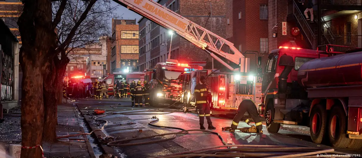 Bomberos sudafricanos apagan las llamas en el edificio siniestrado. Foto: DW.