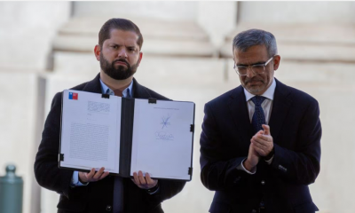 Gabriel Bóric y Luis Cordero en la firma del decreto por el Plan Nacional de Búsqueda de los Detenidos Desaparecidos en Dictadura. Foto. El País.