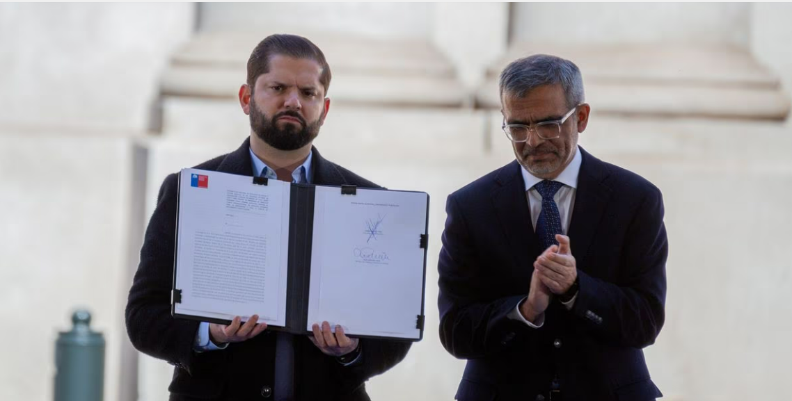 Gabriel Bóric y Luis Cordero en la firma del decreto por el Plan Nacional de Búsqueda de los Detenidos Desaparecidos en Dictadura. Foto. El País.