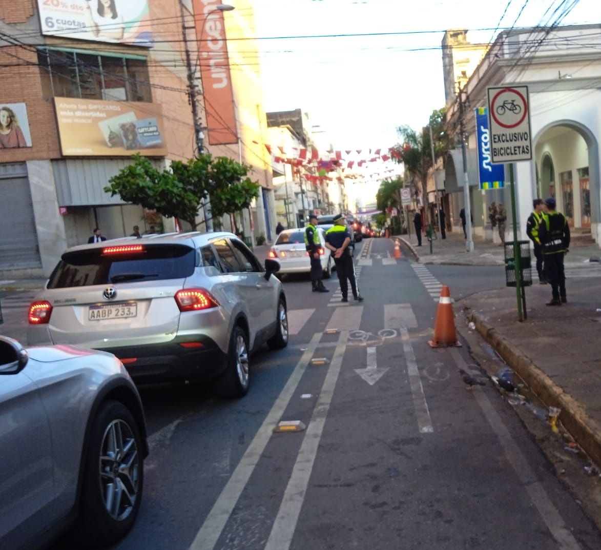 Calles congestionadas en adyacencias del Palacio de López. Foto: Tránsito Asunción.