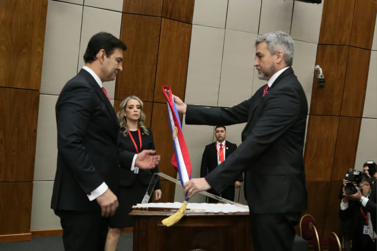 Mario Abdo Benítez entregó la banda presidencial. Foto: gentileza.