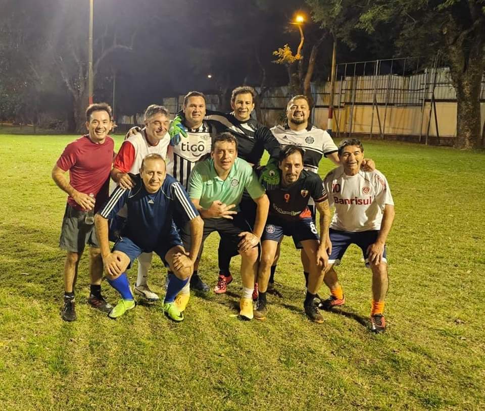 Legisladores jugando fútbol en Mburuvicha Róga. Foto: Gentileza.